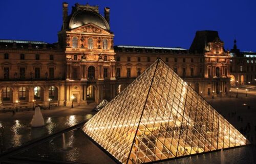 En quelle année la pyramide du Louvre a-t-elle été inaugurée ? 